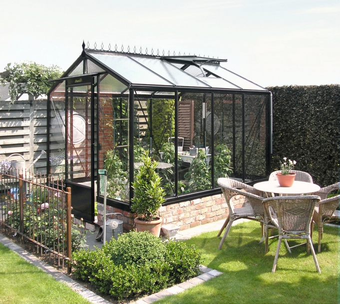 Serre de jardin en verre trempée, pour protéger vos fleurs et plantes durant l'hiver ou y faire pousser des légumes.